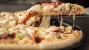 W jaki sposób zrobić włoskie ciasto na pizzę na piwie?