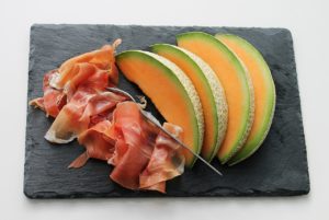 Na co zwrócić uwagę przy zakupie szynki? Szynka parzona wędzona